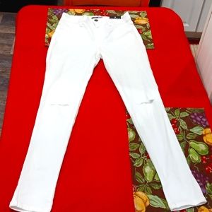 ✔️Distressed Denim Jeans